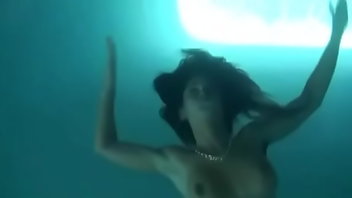 Underwater Babe Topless 